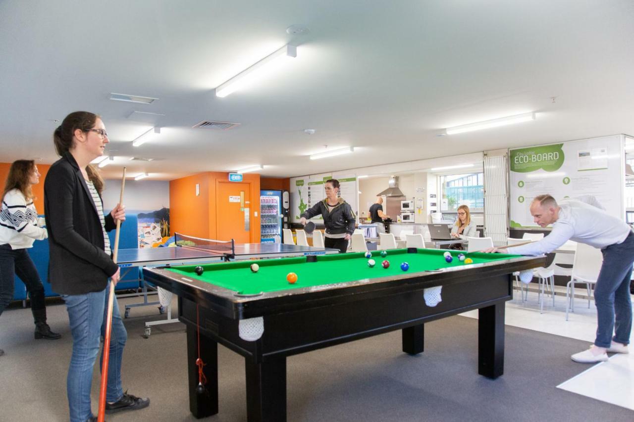 City Lodge Accommodation Auckland Buitenkant foto A pool table in an office