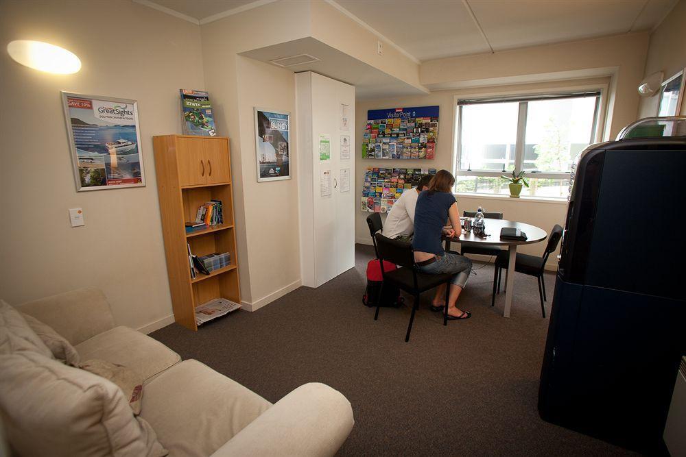 City Lodge Accommodation Auckland Buitenkant foto The reception area of the hostel